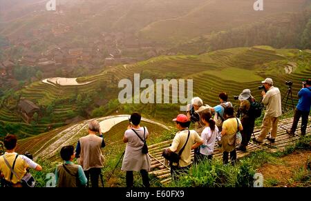 Eine Gruppe von Fotografen auf die Longsheng Reisterrassen in der Provinz Guangxi, China Stockfoto