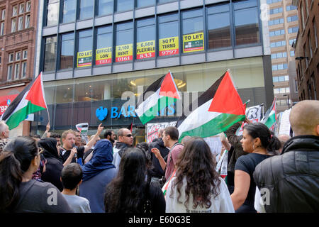 Manchester, UK. 9. August 2014. Hunderte von pro-palästinensische Demonstranten protestieren außerhalb Barclays Bank in der Market Street. Die Demonstranten werfen die Bank die israelische Besetzung des Gazastreifens zu unterstützen. Bildnachweis: Realimage/Alamy Live-Nachrichten Stockfoto