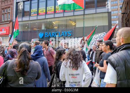 Manchester, UK. 9. August 2014. Hunderte von pro-palästinensische Demonstranten protestieren außerhalb Barclays Bank in der Market Street. Die Demonstranten werfen die Bank die israelische Besetzung des Gazastreifens zu unterstützen. Bildnachweis: Realimage/Alamy Live-Nachrichten Stockfoto