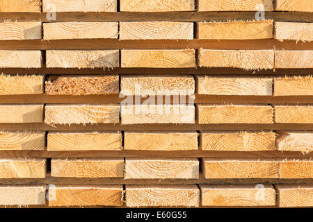 Stapel von neuen hölzernen Stollen auf dem Holzplatz Stockfoto