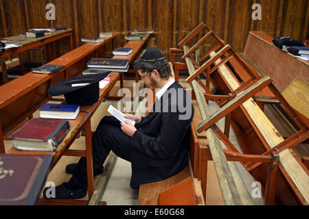 Tisha B'Av Morgen Gottesdiensten in einer Synagoge, zum Gedenken an die Zerstörung der ersten beiden Heiligen Tempel zu Jerusalem. Stockfoto