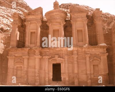 El Deir, das Kloster, Petra, eines der neuen sieben Weltwunder, in den Wüsten von Jordanien Stockfoto