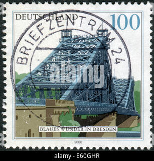 Briefmarke gedruckt in Deutschland, zeigt der Blue Wonder Bridge, Dresden, ca. 2000 Stockfoto