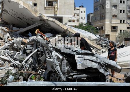 Gaza-Stadt, Gazastreifen, Palästinensische Gebiete. 10. August 2014. Palästinenser inspizieren ein beschädigtes Auto nach der Scheich Radwan Friedhof von einer israelischen Militärschlag in Gaza-Stadt am 10. August 2014 getroffen wurde. Ein hochrangiger Hamas-Beamter sagte gab es eine "schwache" Möglichkeit Gaza Waffenstillstand Gespräche gelingen würde, die palästinensischen Unterhändler Cairo nach einem Treffen mit ägyptischen Vermittler Credit verlassen konnte: Ezz Al-Zanoun/APA Bilder/ZUMA Draht/Alamy Live News Stockfoto