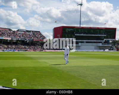 Manchester, UK. Chris Jordan zu Fuß zum fielding Position im 4. Cricket Test-Sieg gegen Indien Old Trafford Lancashire 9. August 2014 Stockfoto