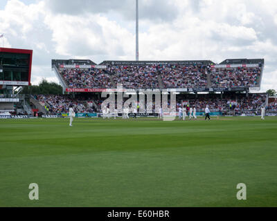 Manchester, UK. Indischen Cricket Feldspieler ändern enden im 4. Test gegen England Manchester Old Trafford am Ende über 9. August 2014 Stockfoto