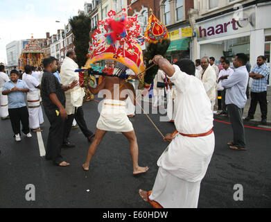 Ein Büßer am Thaipusam Chariot Festival, Spirituosen, tamilischen Gemeinschaft besessen tuten in Feigen Marsh, London Stockfoto