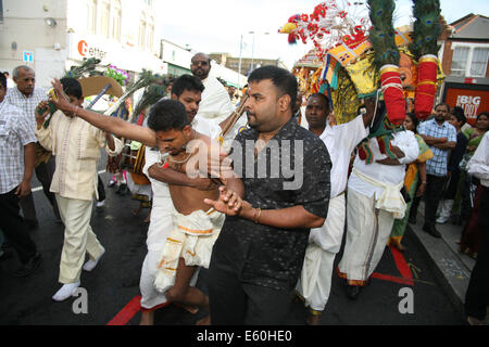 Ein Büßer am Thaipusam Chariot Festival, Spirituosen, tamilischen Gemeinschaft besessen tuten in Feigen Marsh, London Stockfoto