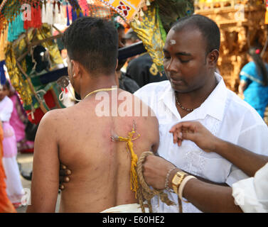 Ein Büßer am Thaipusam Chariot Festival, Spirituosen, tamilischen Gemeinschaft besessen tuten in Feigen Marsh, London Stockfoto