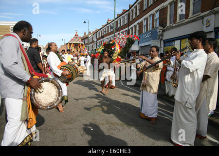 Ein Büßer am Thaipusam Chariot Festival, Spirituosen, tamilischen Gemeinschaft besessen tuten in Feigen Marsh, London Stockfoto