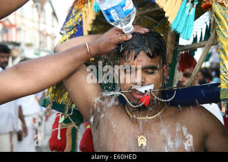 Ein Büßer am Thaipusam Chariot Festival, Spirituosen, tamilischen Gemeinschaft besessen tuten in Feigen Marsh, London Stockfoto