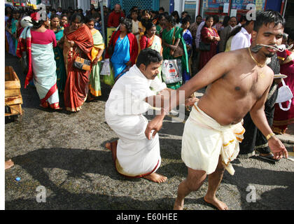 Ein Büßer am Thaipusam Chariot Festival, Spirituosen, tamilischen Gemeinschaft besessen tuten in Feigen Marsh, London Stockfoto