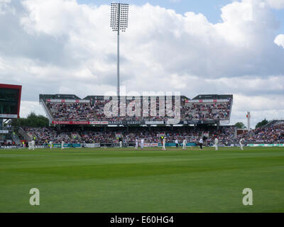 Manchester, UK. Englischen Schlagmänner Joe Wurzel Jos Buttler Verleihung Mitte des 4. Cricket Testspiel gegen Indien Manchester Old Trafford Tonhöhe Samstag, 9. August 2014 Stockfoto