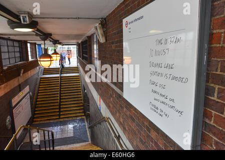 Turnpike Lane, London, UK. 10. August 2014. Turnpike Lane Station geschlossen wegen Hochwassers Credit: Matthew Chattle/Alamy Live News Stockfoto