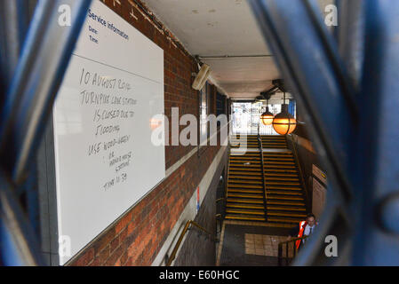 Turnpike Lane, London, UK. 10. August 2014. Turnpike Lane Station geschlossen wegen Hochwassers Credit: Matthew Chattle/Alamy Live News Stockfoto