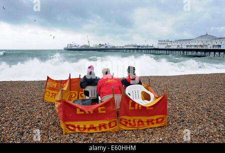 Rettungsschwimmer eingepackt gegen die Stürme am Strand von Brighton als was geglaubt wird, um die Reste der Hurrikan Bertha werden Stockfoto