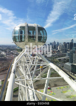 Blick auf eine Kabine auf der Melbourne Star Observation Wheel, Melbourne und Melbourne CBD Stockfoto