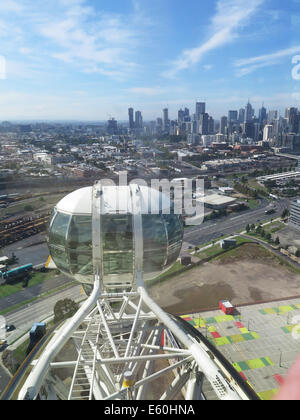 Blick auf eine Kabine auf der Melbourne Star Observation Wheel, Melbourne und Melbourne CBD Stockfoto