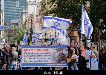 Manchester, England, Vereinigtes Königreich, 9. August 2014. Pro-israelisch und Antisemitismus Demonstranten in King Street außerhalb einer jüdischen Besitz Beauty-Shop Verkauf von israelischen Produkten und fürchtete um ein Ziel für die propalästinensische Demonstration gegen die israelische Besatzung des Gazastreifens. Stockfoto