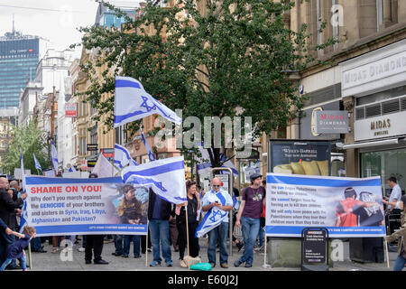 Manchester, England, Vereinigtes Königreich, 9. August 2014. Pro-israelisch und Antisemitismus Demonstranten in King Street außerhalb einer jüdischen Besitz Beauty-Shop Verkauf von israelischen Produkten und fürchtete um ein Ziel für die propalästinensische Demonstration gegen die israelische Besatzung des Gazastreifens. Stockfoto