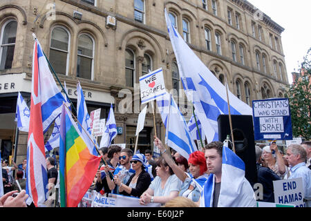 Manchester, England, Vereinigtes Königreich, 9. August 2014. Pro-israelisch und Antisemitismus Demonstranten in King Street außerhalb einer jüdischen Besitz laden mit israelischen Produkten und befürchtete, ein Ziel für propalästinensische Demonstration Demonstration gegen die israelische Besatzung des Gazastreifens. Stockfoto