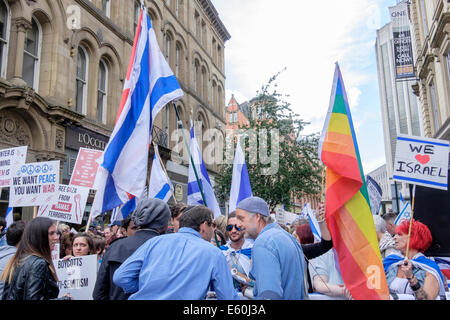 Manchester, England, Vereinigtes Königreich, 9. August 2014. Pro-israelisch und Antisemitismus Demonstranten in King Street außerhalb der jüdischen Besitz Beauty-Shop, Kedem, israelische Produkte verkaufen und fürchtete um ein Ziel für den Marsch propalästinensische Demonstration gegen die israelische Besatzung des Gazastreifens zu sein. Stockfoto