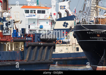 Schlepper und Großsegler. Stockfoto