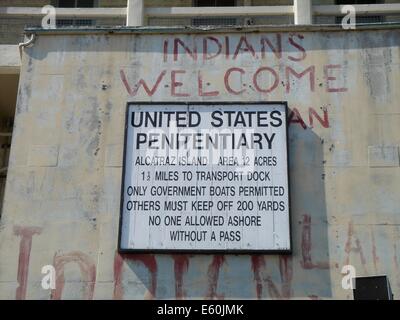 "Willkommen Inder" Graffitis an den Wänden im Gefängnis Alcatraz, die 1969-71 indianischen Besetzung der Insel stammt. Stockfoto