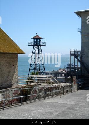 Der Wachturm am Eingang zur Insel Alcatraz, Offshore-aus San Francisco, Kalifornien Stockfoto