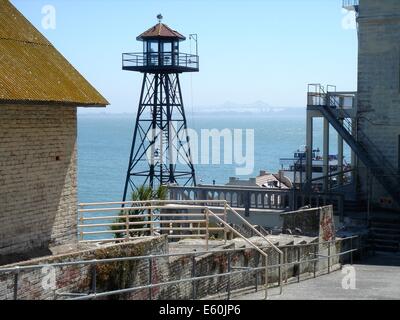 Der Wachturm am Eingang zur Insel Alcatraz, Offshore-aus San Francisco, Kalifornien Stockfoto