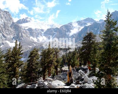 Blick über die Berge der Sierra Nevada von Mt Whitney auf der John Muir Wilderness Trail, California Stockfoto