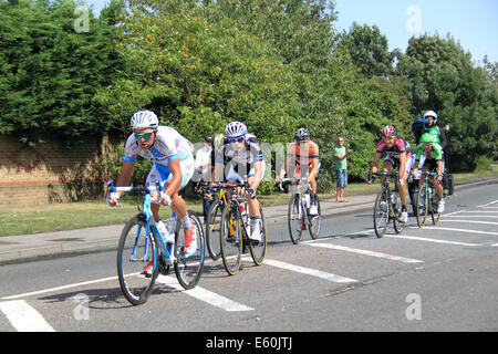 Sonntag, 10. August 2014. East Molesey, Surrey, UK. Aufsichtsrechtlichen RideLondon-Surrey Klassiker. Blei-Gruppe: Lammertink, Niyonshuti, Lampier, Eibegger, Vaubourzeix, Hivert.147, die Radprofis nahm Teil an der Veranstaltung die deckt 125miles und meistens folgt die Route in London 2012 Olympischen Straßenrennen verwendet. Bildnachweis: Ian Flasche/Alamy Live-Nachrichten Stockfoto