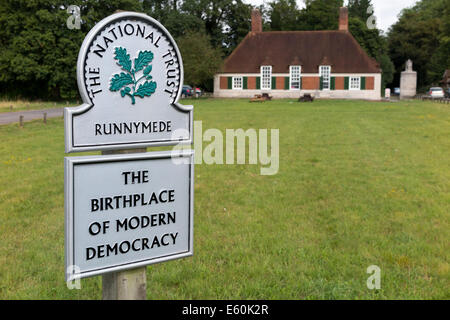 National Trust Zeichen / Wegweiser / post; Runnymede, Surrey. VEREINIGTES KÖNIGREICH. Runnymede war der Ort der Unterzeichnung der Magna Carta im Jahr 1215. Stockfoto