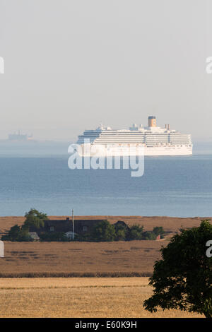 COSTA LUMINOSA in Richtung Süden vor der Nordspitze des ven Kronborg Castle in "Elsinore" ist deutlich sichtbar im Hintergrund. Stockfoto