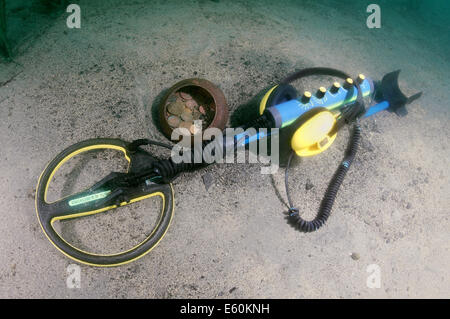 Taucher mit dem Metalldetektor fanden einen Topf mit antiken Münzen, Baikalsee, Sibirien, Russland, Eurasien Stockfoto