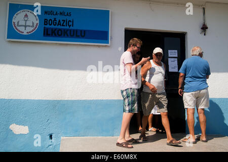 Bargilya, Muğla, Türkei. 10. August 2014. Trotz der Hitze und Sommer Ferienzeit, Menschen auftauchen, um für die türkischen Präsidentschaftswahlen am 10. August 2014 zu stimmen. Foto: Bikem Ekberzade/Alamy Live-Nachrichten Stockfoto