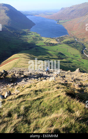 Walker, Klettern die südwestlichen Grat Lingmell über Wast Wasser im englischen Lake District National Park Stockfoto