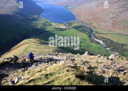 Walker, Klettern die südwestlichen Grat Lingmell über Wast Wasser im englischen Lake District National Park Stockfoto