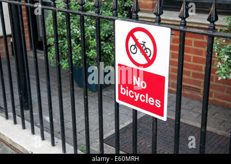 Melden Sie keine Fahrräder in Nord-London - Fahrräder wird angekettet an der Reling zu verhindern Stockfoto