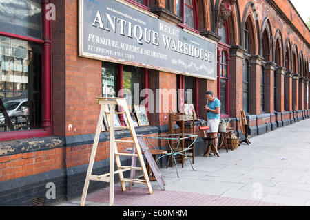 London, England - antike Verkäufer arbeiten am Wochenende Stockfoto