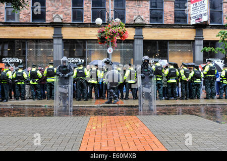 Belfast, Nordirland, Großbritannien. 10. August 2014. Dutzende von Polizisten, viele in vollem Aufruhr Outfits zurück rund 200 Protestanten protestieren gegen eine republikanische Parade halten. Credit: Stephen Barnes/Alamy leben Nachrichten Stockfoto