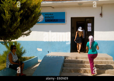 Bargilya, Muğla, Türkei. 10. August 2014. Trotz der Hitze und Sommer Ferienzeit, Menschen auftauchen, um für die türkischen Präsidentschaftswahlen am 10. August 2014 zu stimmen. Foto: Bikem Ekberzade/Alamy Live-Nachrichten Stockfoto