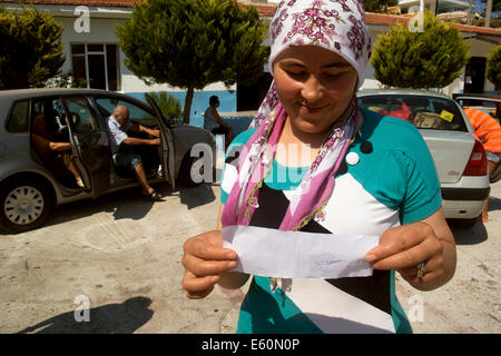 Bargilya, Muğla, Türkei. 10. August 2014. Trotz der Hitze und Sommer Ferienzeit, Menschen auftauchen, um für die türkischen Präsidentschaftswahlen am 10. August 2014 zu stimmen. Foto: Bikem Ekberzade/Alamy Live-Nachrichten Stockfoto