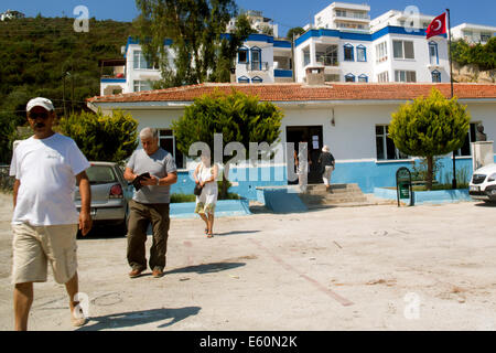 Bargilya, Muğla, Türkei. 10. August 2014. Trotz der Hitze und Sommer Ferienzeit, Menschen auftauchen, um für die türkischen Präsidentschaftswahlen am 10. August 2014 zu stimmen. Foto: Bikem Ekberzade/Alamy Live-Nachrichten Stockfoto