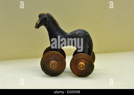 Kleines Spielzeugpferd auf Rädern alten Pull Spielzeug im Kerameikos archäologische Museum in Athen, Griechenland. Stockfoto