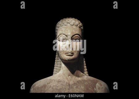 Kouros der heilige Tor antike Statue des jungen Mannes auf schwarzem Hintergrund. Kerameikos-Museum, Athen. Stockfoto
