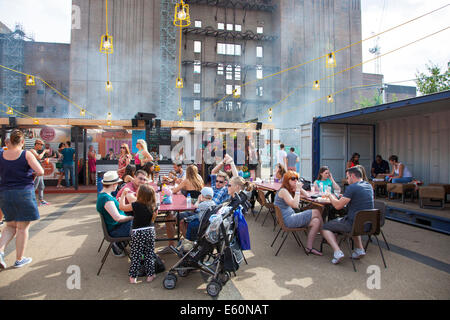 London, England - 9. August 2014 die Macht von Sumner und Straße fest Festival an der Battersea Power Station Stockfoto