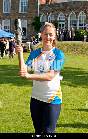 Winter Olympic Gold Medaillengewinner Lizzy Yarnold hält die Commonwealth Games Königin Baton bei Schloss Tonbridge, Kent, UK Stockfoto