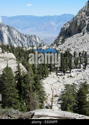 Blick über die Berge der Sierra Nevada von Mt Whitney auf der John Muir Wilderness Trail, California Stockfoto