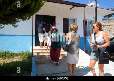 Bargilya, Muğla, Türkei. 10. August 2014. Trotz der Hitze und Sommer Ferienzeit, Menschen auftauchen, um für die türkischen Präsidentschaftswahlen am 10. August 2014 zu stimmen. Foto: Bikem Ekberzade/Alamy Live-Nachrichten Stockfoto